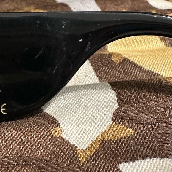 Louis Vuitton sunglasses some scratches on inner part as indicated - Picture 2 of 16